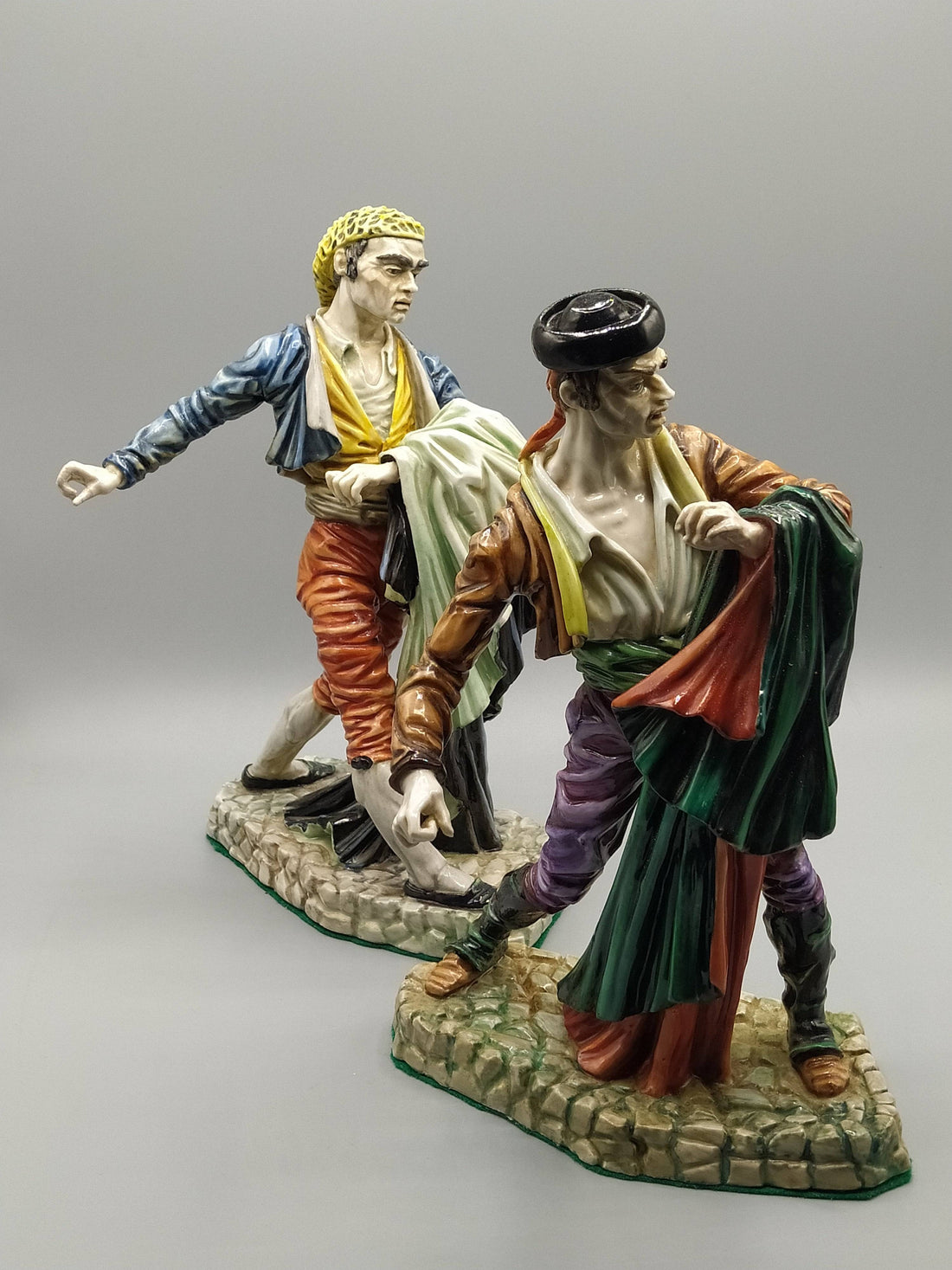 Figura de porcelana Bandoleros Algora - Toreros Goyescos en pose dinámica, con vestimenta tradicional y detalles artesanales únicos.