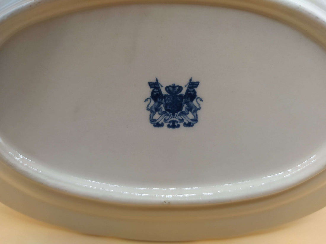 Bandeja inglesa Victoria Ware de cerámica - vintage con diseño clásico en tonos burdeos y escena campestre. Ideal para decoración de interiores elegantes.