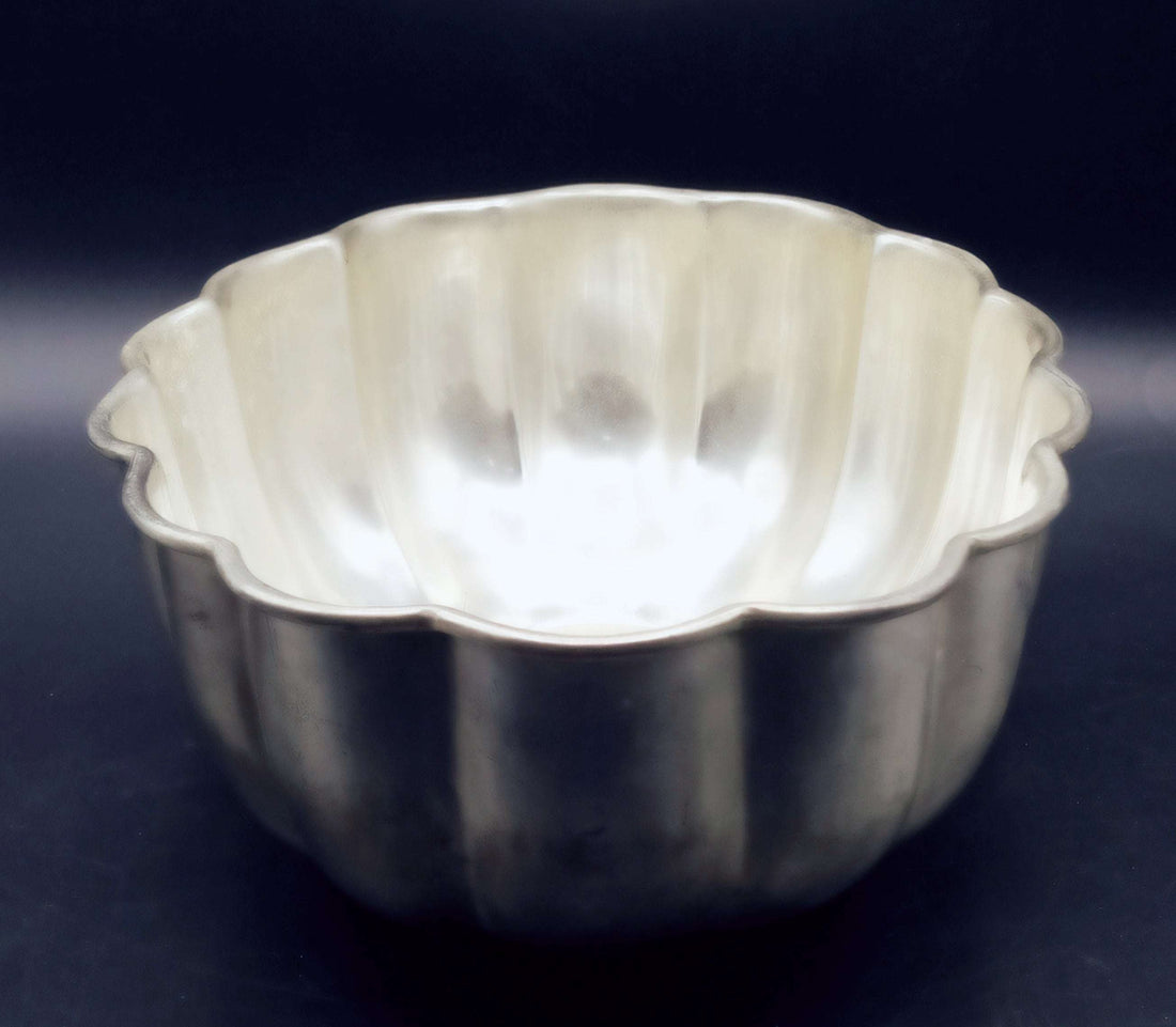 Centro floral de Metal plateado mate - alta calidad con diseño acanalado vintage, ideal para decoración de interiores elegantes y clásicas.