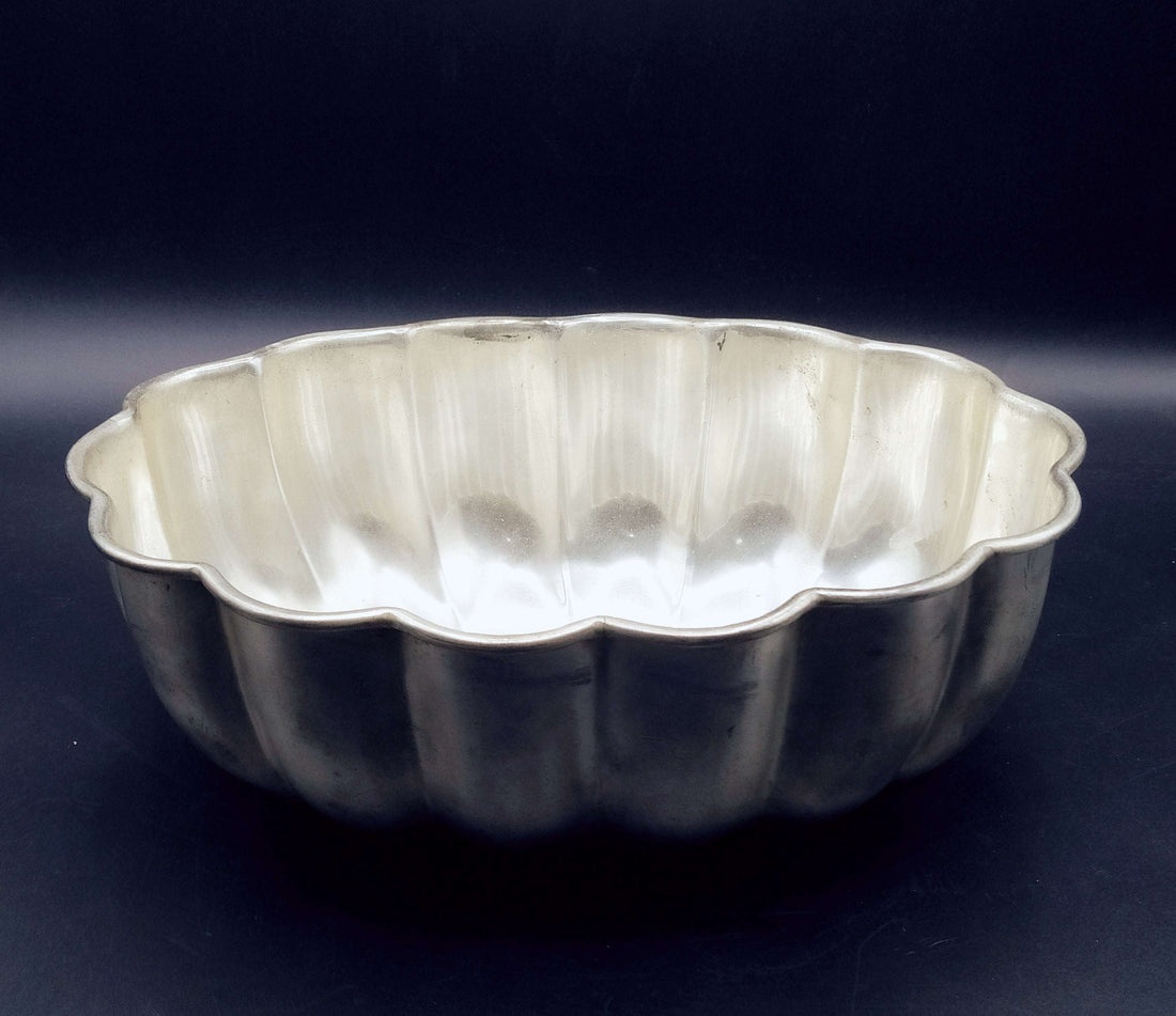 Centro floral de Metal plateado mate - alta calidad con diseño acanalado vintage, ideal para decoración de interiores elegantes y clásicas.