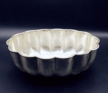 Centro floral de Metal plateado mate - alta calidad con diseño acanalado vintage, ideal para decoración de interiores elegantes y clásicas.