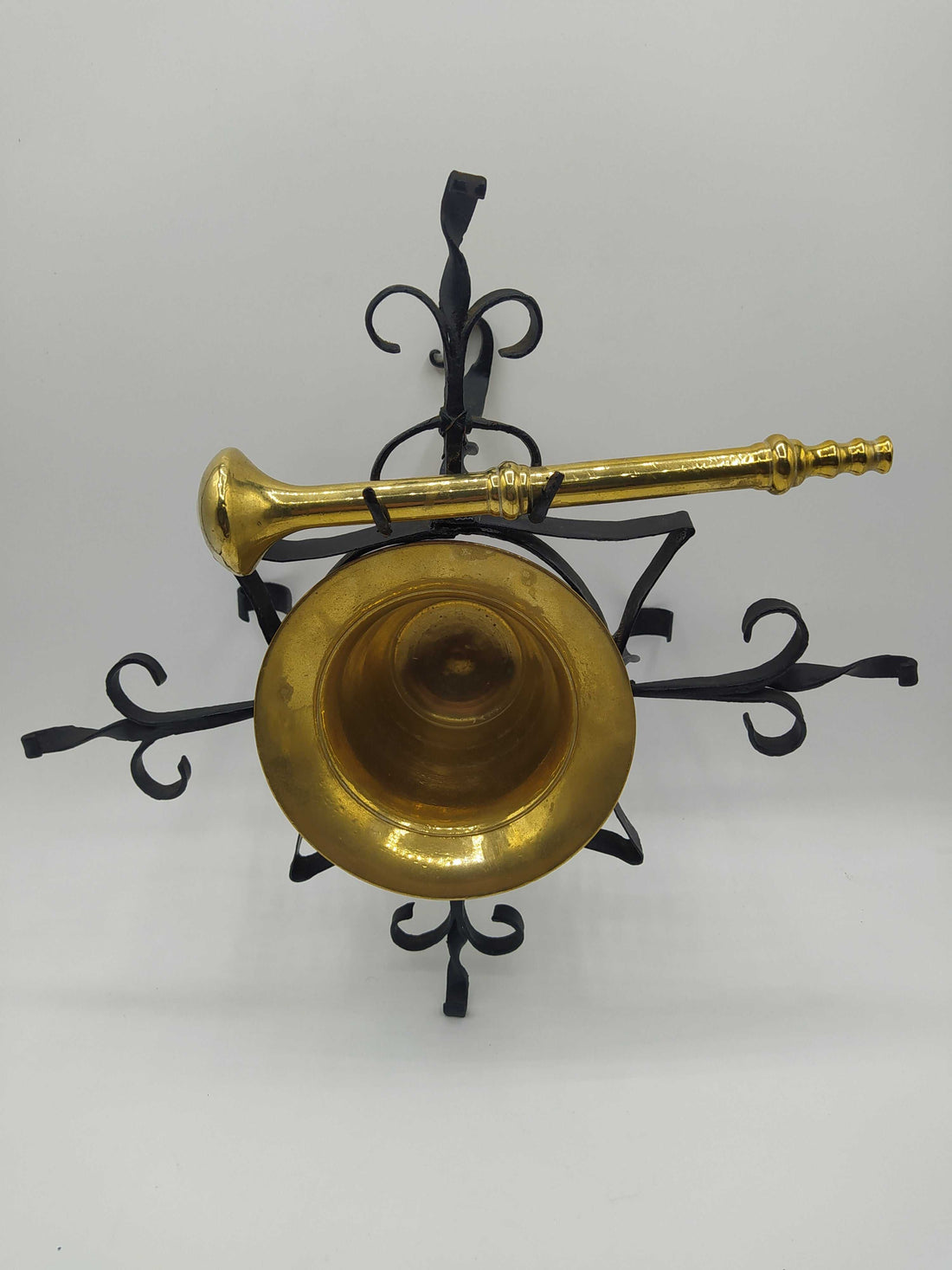 Mortero antiguo de metal con filigrana de hierro forjado y maja dorada, ideal para decoración vintage en el hogar o colección histórica.