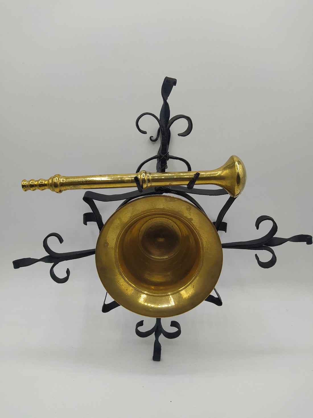 Mortero antiguo de metal con filigrana de hierro forjado y maja dorada, ideal para decoración vintage en el hogar o colección histórica.