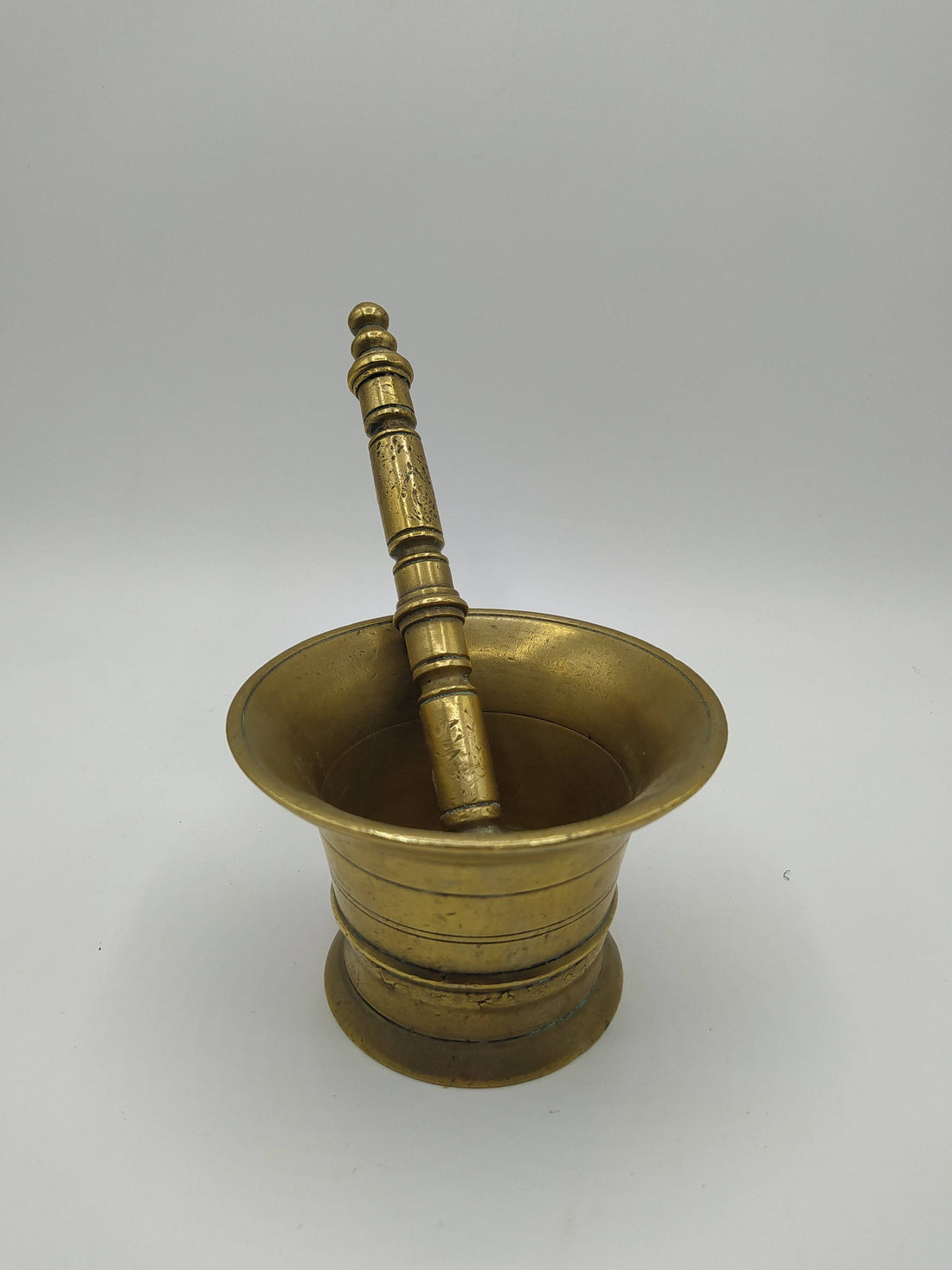 Mortero antiguo en bronce – Pieza de colección, alta calidad, ideal para decoración vintage en cocina o salón. Diseño clásico con mazo incluido.