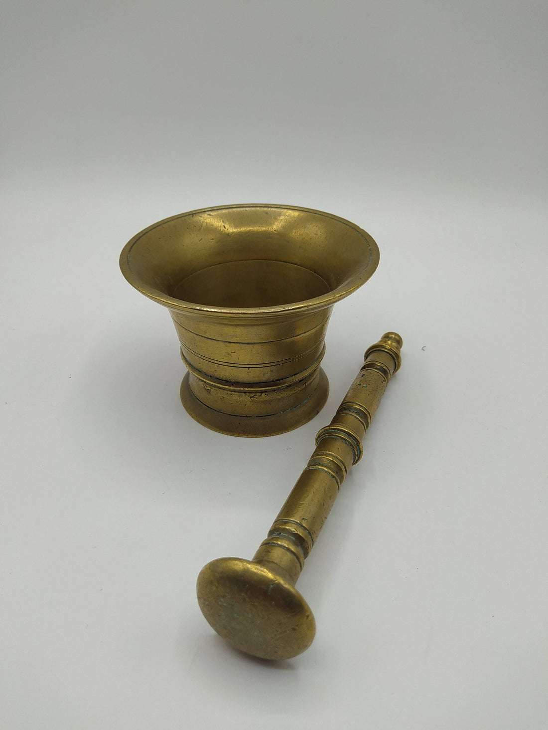 Mortero antiguo en bronce – Pieza de colección, alta calidad, ideal para decoración vintage en cocina o salón. Diseño clásico con mazo incluido.