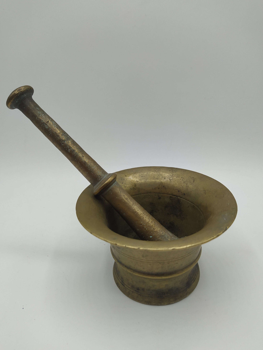 Mortero antiguo de bronce con maja, ideal para decoración vintage en Jerez de la Frontera, Cádiz. Pieza única para coleccionistas exigentes.