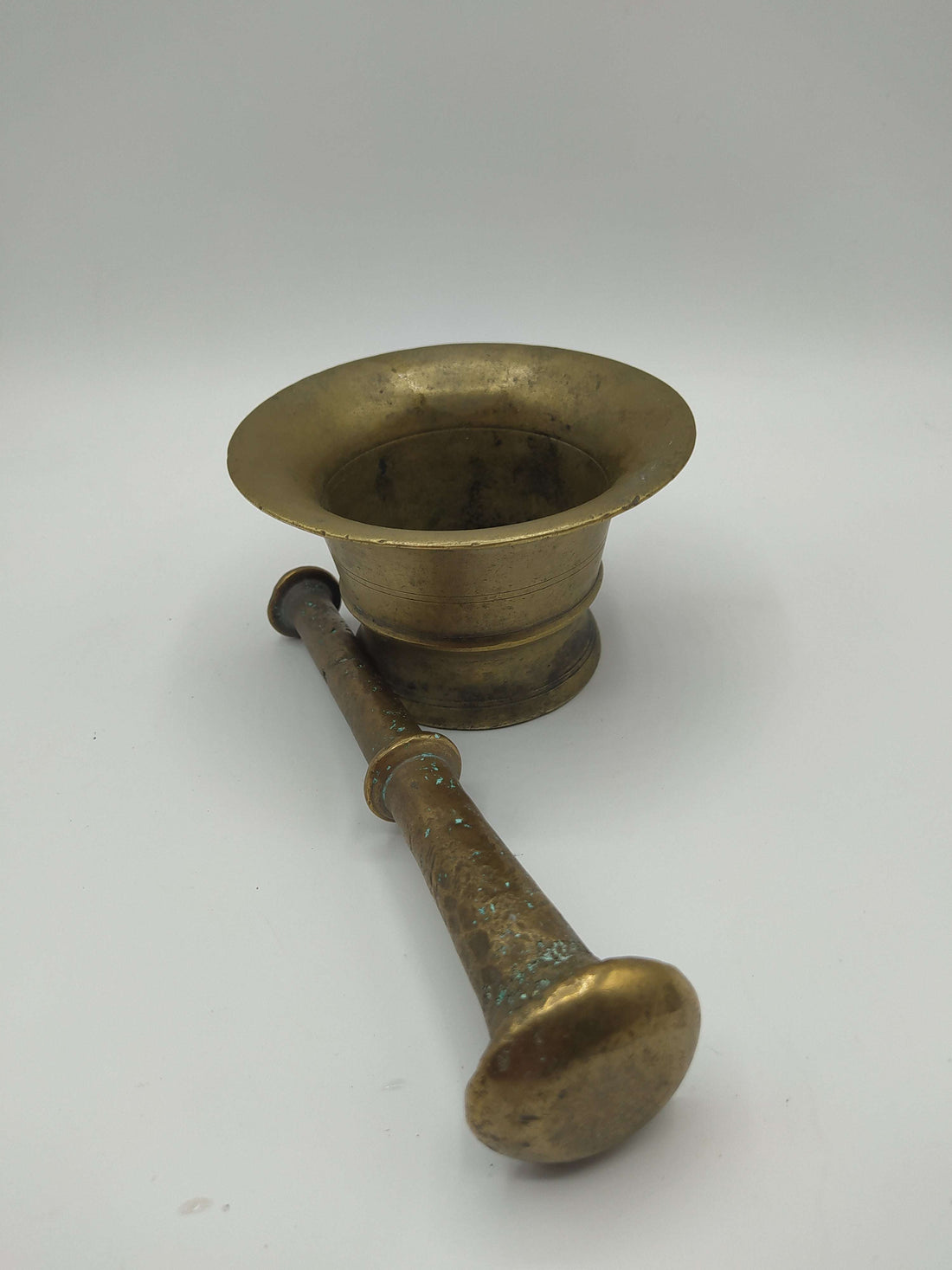 Mortero antiguo de bronce con maja, ideal para decoración vintage en Jerez de la Frontera, Cádiz. Pieza única para coleccionistas exigentes.