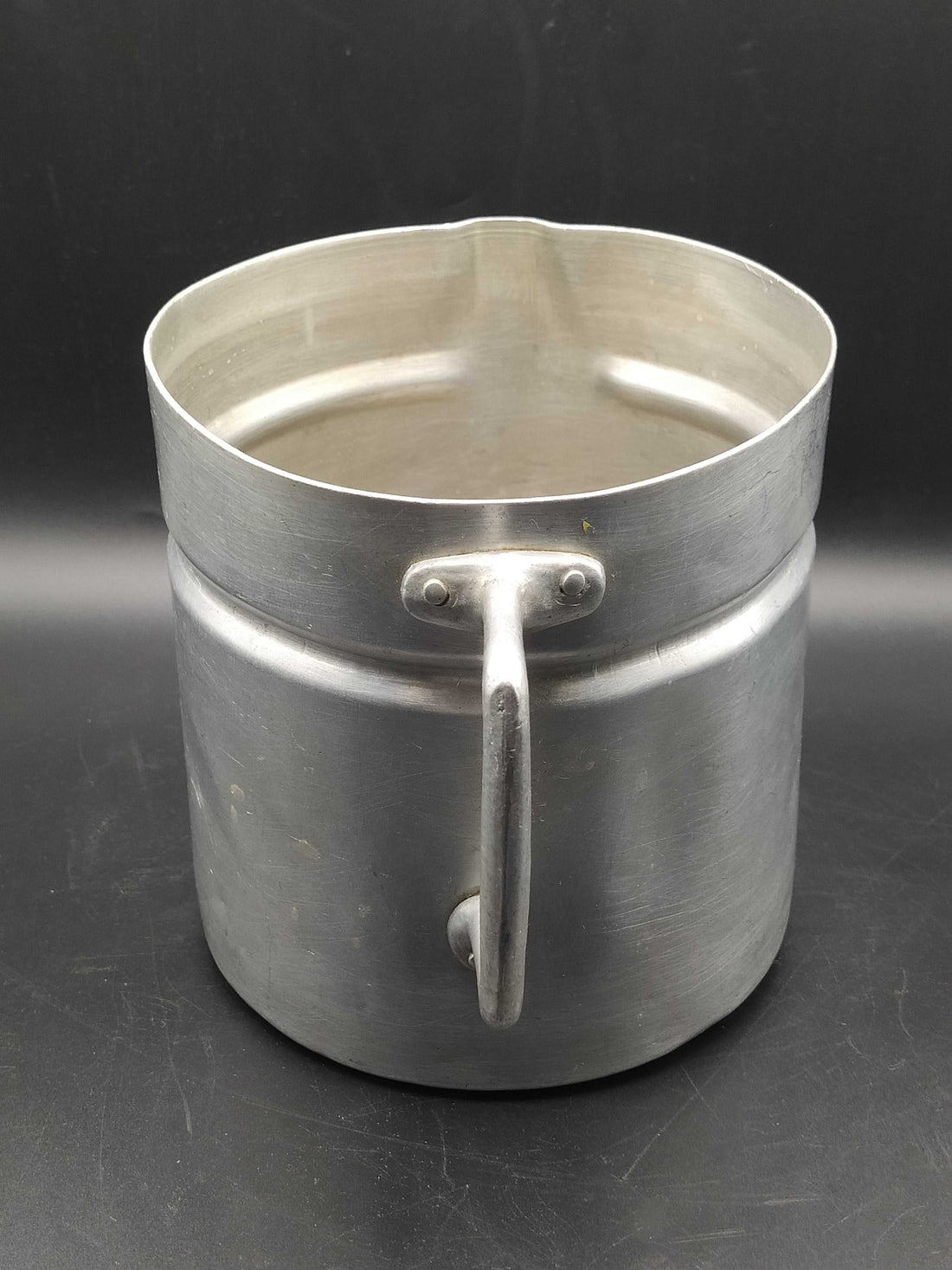 Jarro de aluminio antiguo con asa robusta y diseño clásico, ideal para decoración vintage en cocina o comedor. Calidad y autenticidad garantizadas.