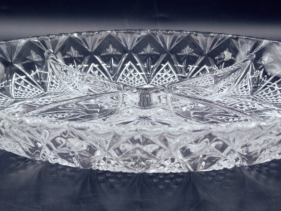 Entremesera de cristal de excelente calidad - vintage con diseño tallado y divisiones, ideal para servir entremeses en eventos elegantes.