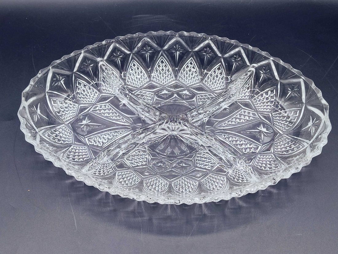 Entremesera de cristal de excelente calidad - vintage con diseño tallado y divisiones, ideal para servir entremeses en eventos elegantes.