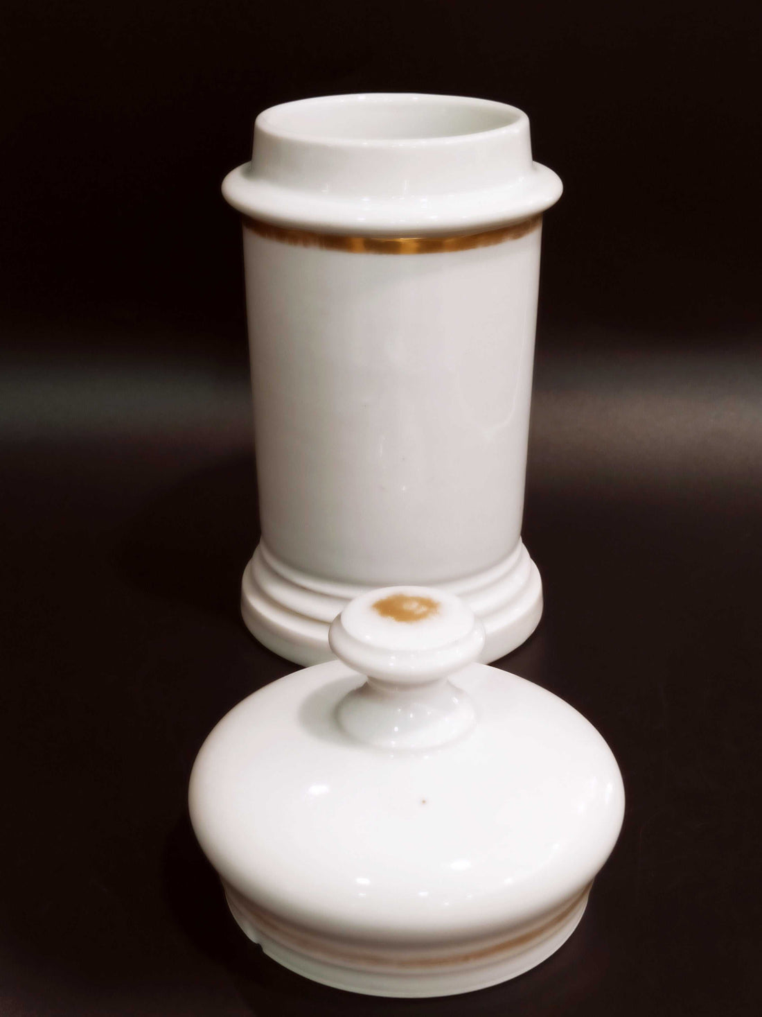 Tarro de farmacia Albaredo de opalina blanca con detalles dorados. Decoración vintage exclusiva para el hogar con delicadeza y estilo.