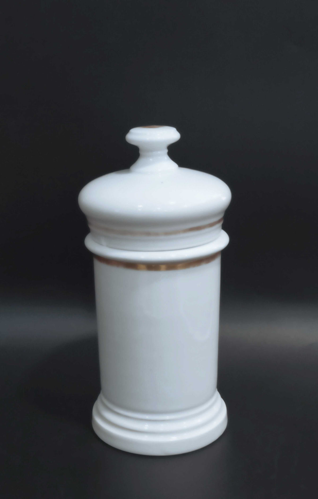 Tarro de farmacia Albaredo de opalina blanca con detalles dorados. Decoración vintage exclusiva para el hogar con delicadeza y estilo.