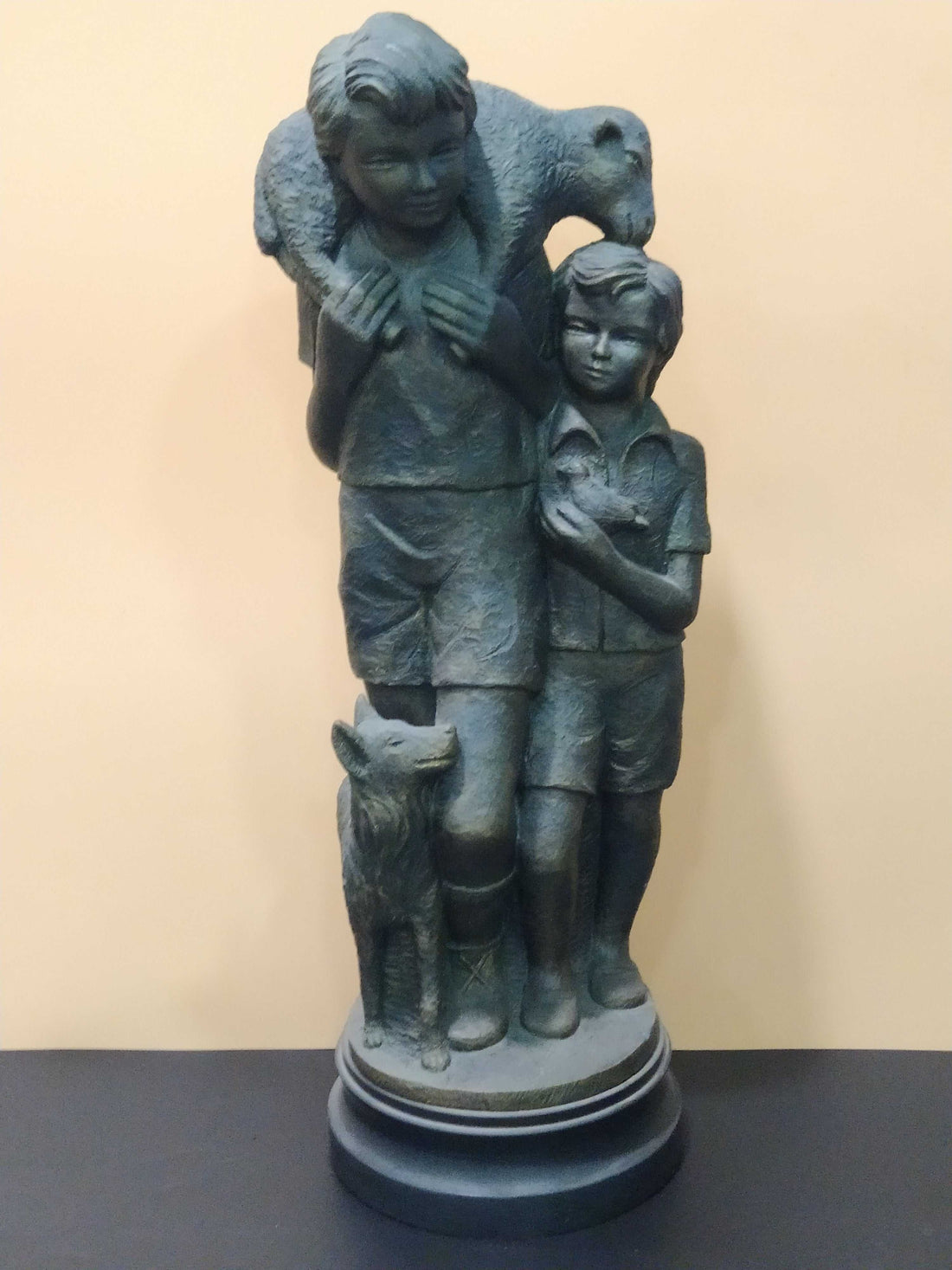 Figura Padre e Hijos - Animales y Familia | Escultura Resina decorativa de padre con hijos y animales en base redonda, ideal para el hogar.