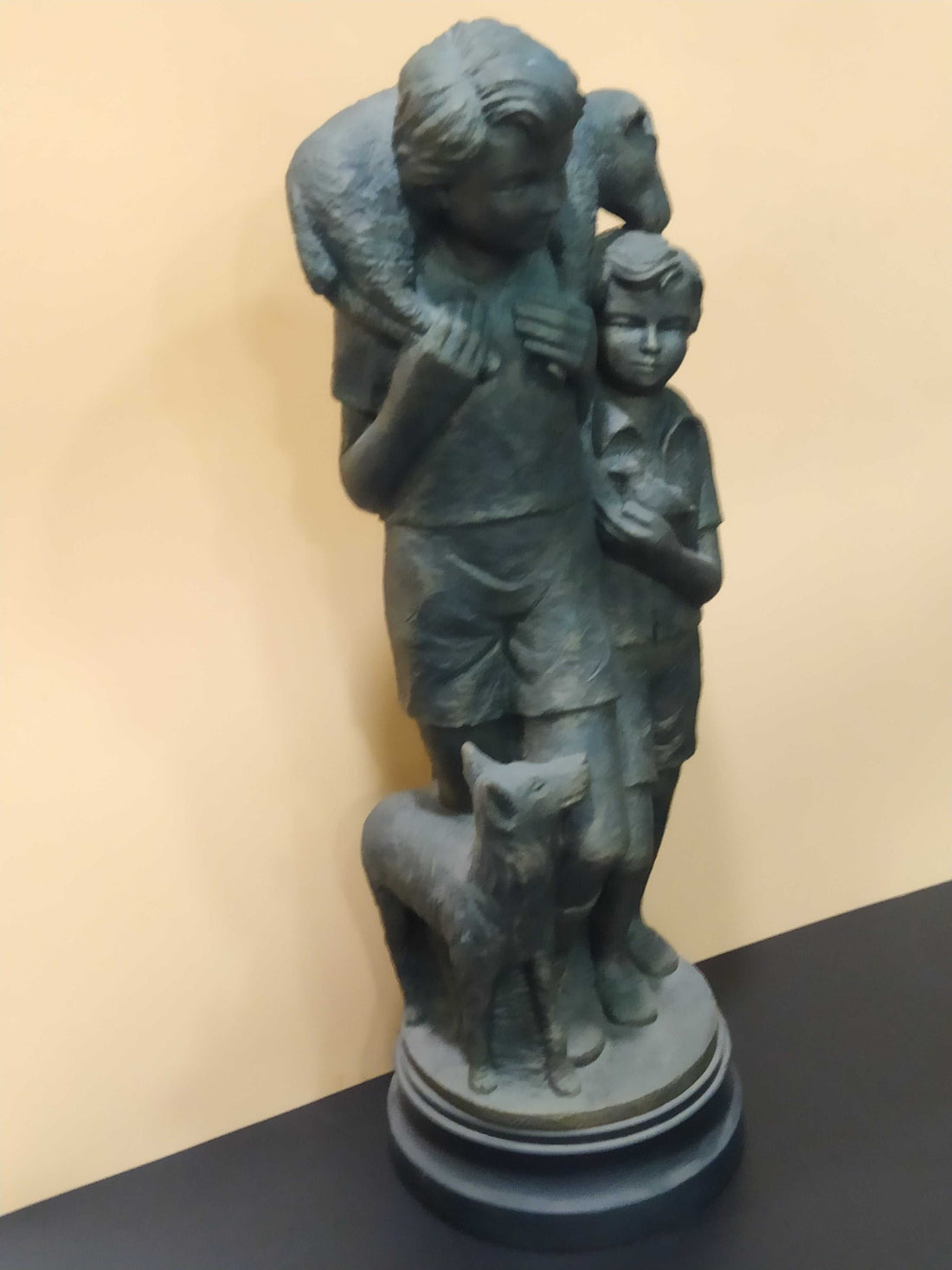 Figura Padre e Hijos - Animales y Familia | Escultura Resina decorativa de padre con hijos y animales en base redonda, ideal para el hogar.