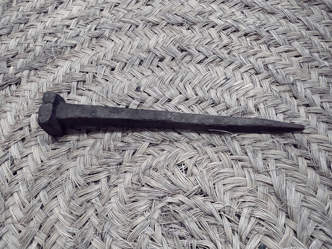 Clavo antiguo de fragua del siglo XIX en hierro forjado, ideal para decoración rústica en el hogar. Pieza auténtica de gran calidad artesanal.