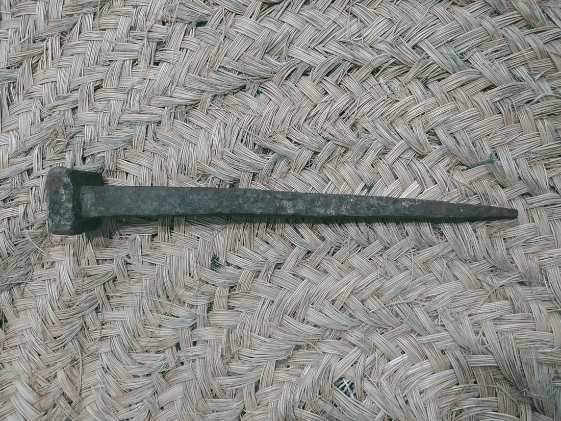 Clavo antiguo de fragua del siglo XIX en hierro forjado, ideal para decoración rústica en el hogar. Pieza auténtica de gran calidad artesanal.