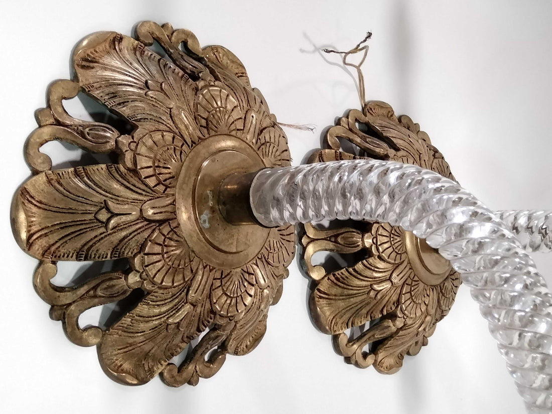 Antigua pareja de apliques de cristal de roca y metal electrificados con brazos curvos y detalles tallados, ideales para decoración de lujo en pared.
