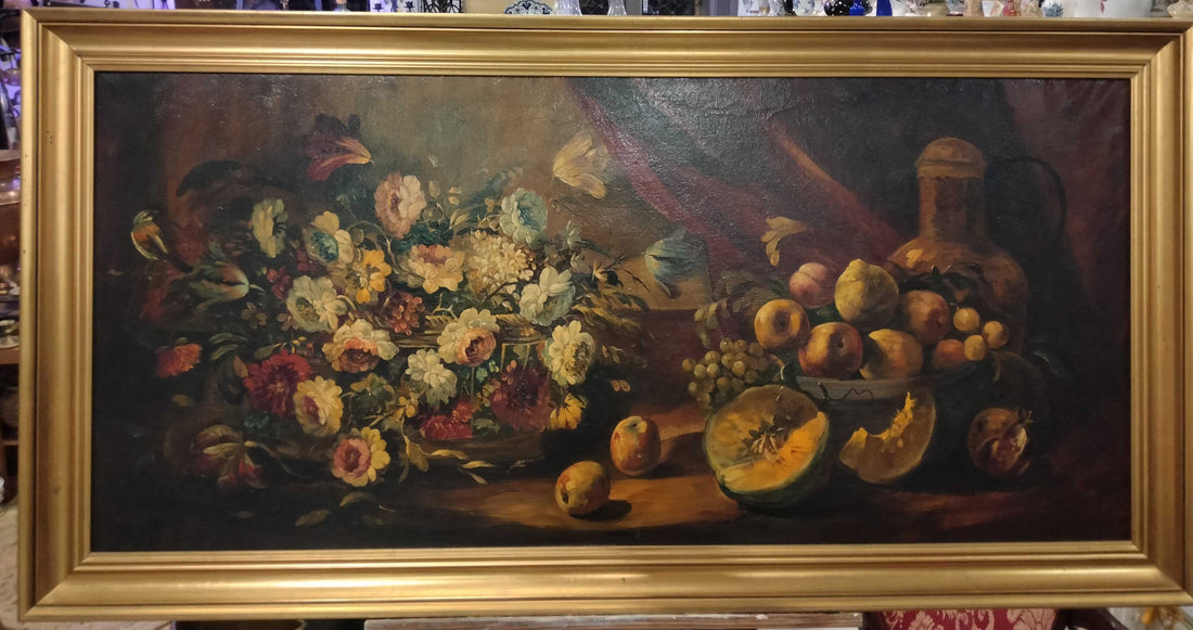 Bodegón en óleo sobre lienzo con marco dorado, firmado Ramírez, muestra flores, frutas y botella en estilo clásico. Ideal para decoración elegante.