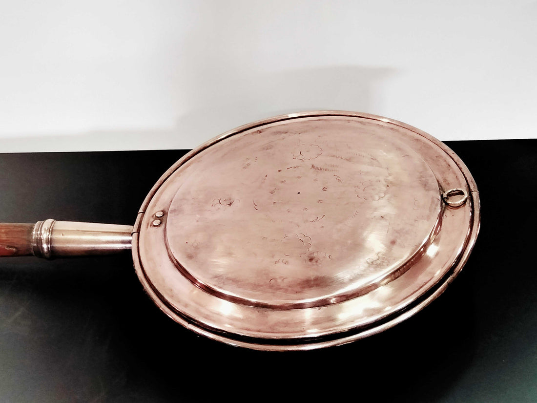 Calentador de camas antiguo de cobre con mango de madera del siglo XIX, ideal para decoración vintage en el hogar o colección de antigüedades.
