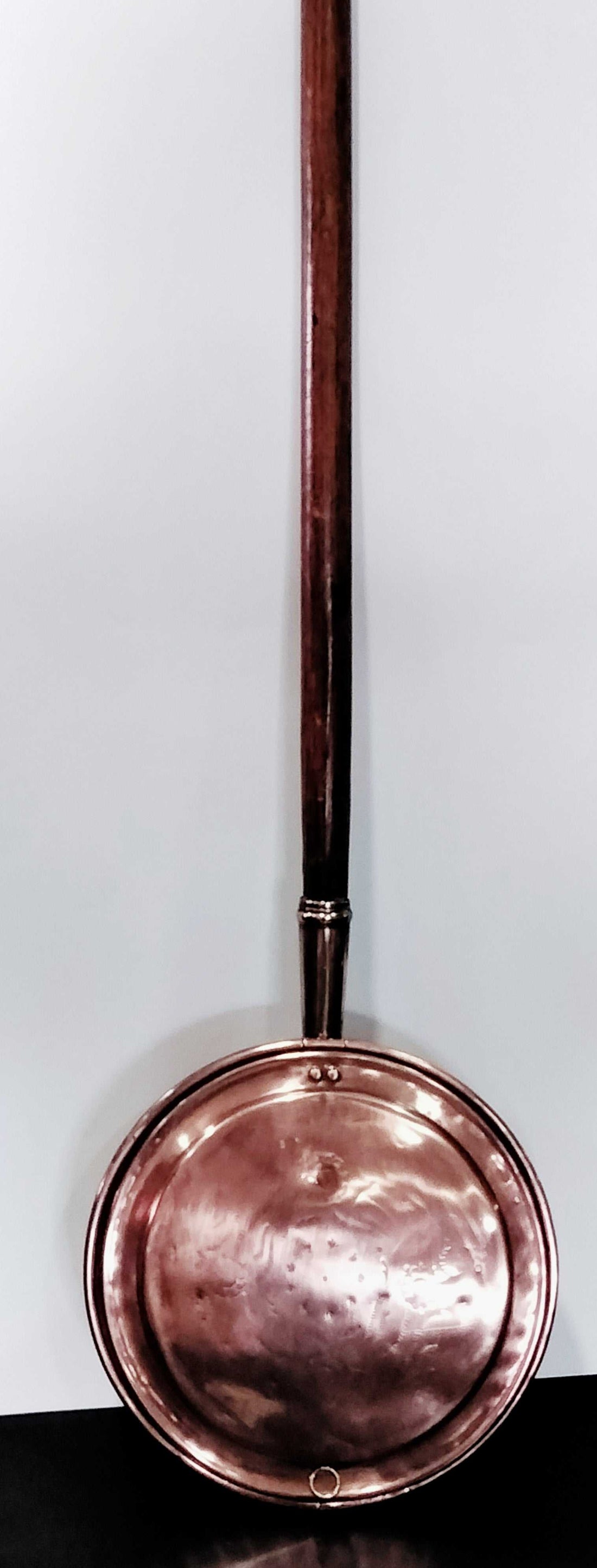Calentador de camas antiguo de cobre con mango de madera del siglo XIX, ideal para decoración vintage en el hogar o colección de antigüedades.