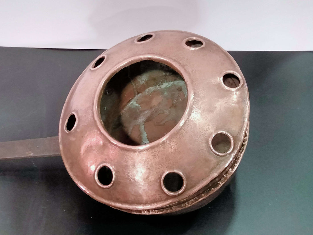 Calienta camas de cobre con mango de hierro largo, diseño antiguo ideal para decoración del hogar. Pieza vintage usada antes de la calefacción central.