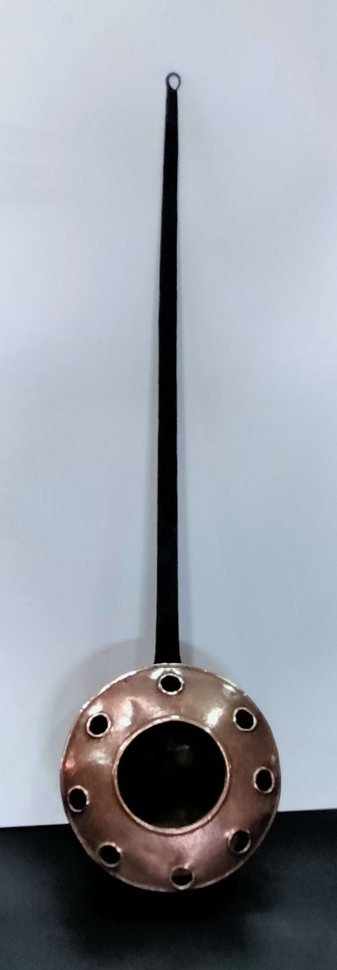 Calienta camas de cobre con mango de hierro largo, diseño antiguo ideal para decoración del hogar. Pieza vintage usada antes de la calefacción central.