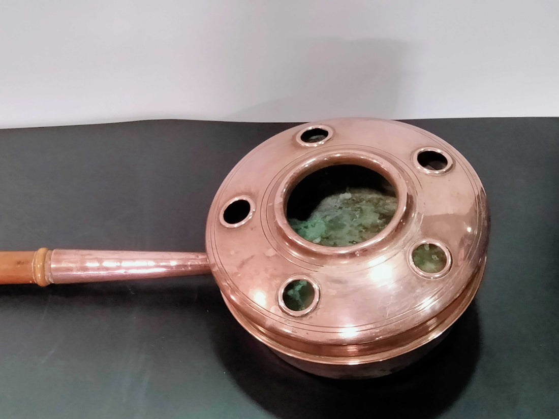 Calienta camas de cobre en excelente estado con mango de madera, ideal para decoración vintage en el hogar. Pieza antigua de 88 cm de largo.