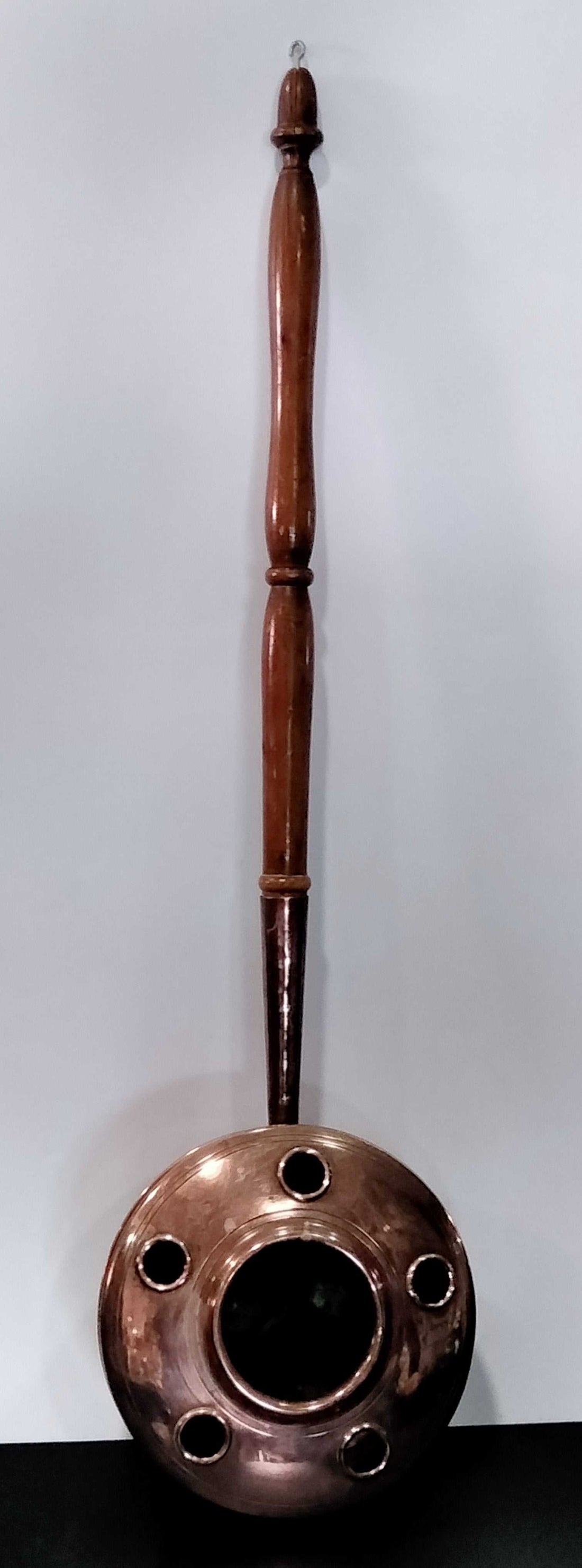 Calienta camas de cobre en excelente estado con mango de madera, ideal para decoración vintage en el hogar. Pieza antigua de 88 cm de largo.