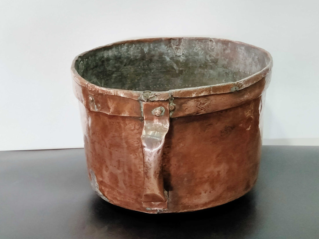 Caldero de Cobre Amartillado a Mano con Doble Asa, en Cositas Antiguas. Pieza vintage ideal para decoración rústica en hogar o jardín.