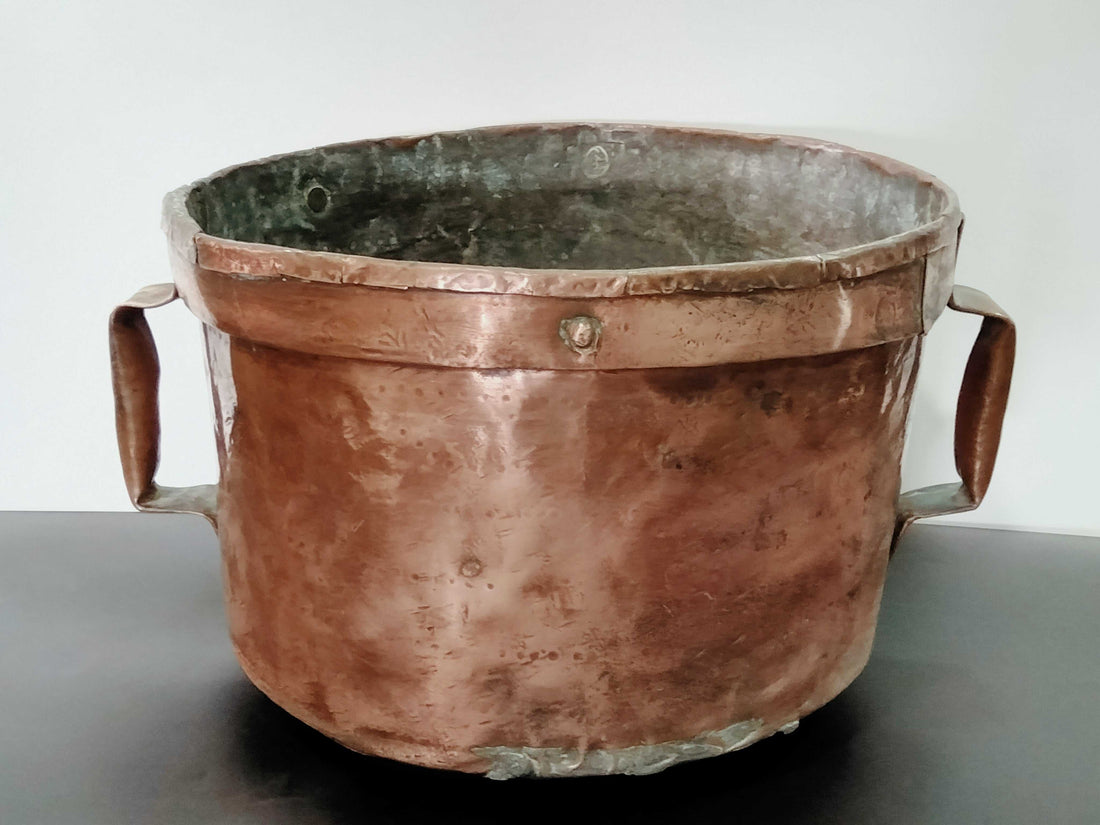 Caldero de Cobre Amartillado a Mano con Doble Asa, en Cositas Antiguas. Pieza vintage ideal para decoración rústica en hogar o jardín.