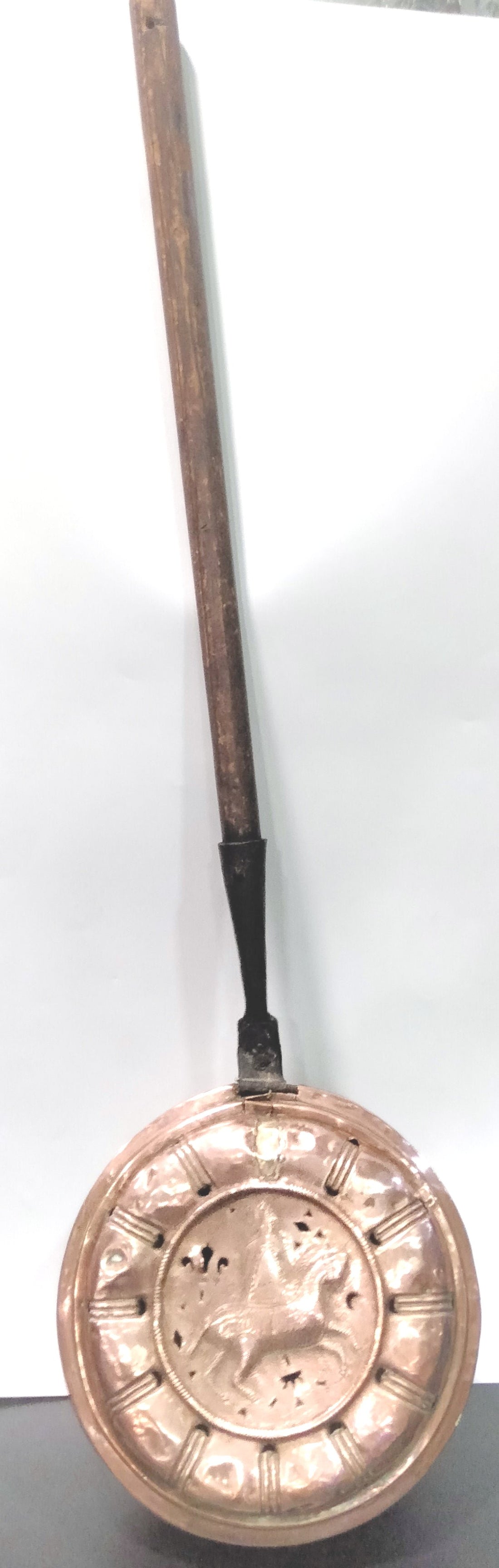 Calienta camas de cobre repujado antiguo con diseño de caballo y mango de madera larga. Decoración vintage exclusiva para el hogar.