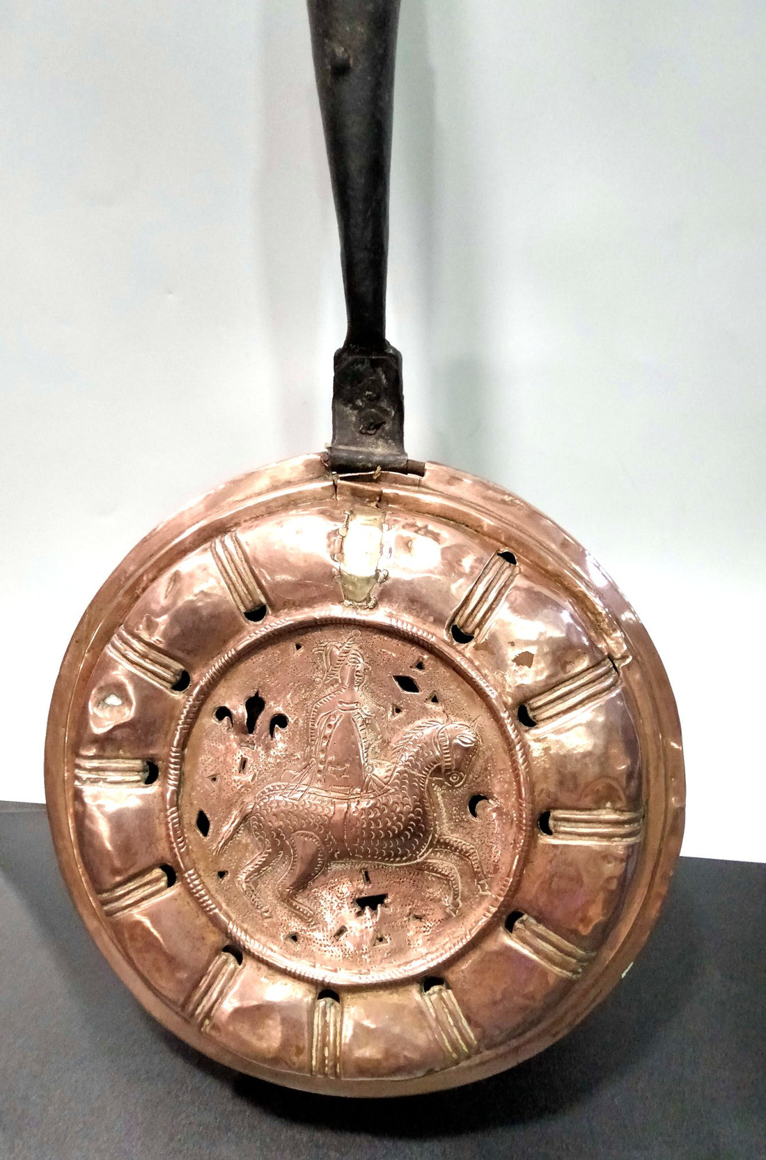 Calienta camas de cobre repujado antiguo con diseño de caballo y mango de madera larga. Decoración vintage exclusiva para el hogar.