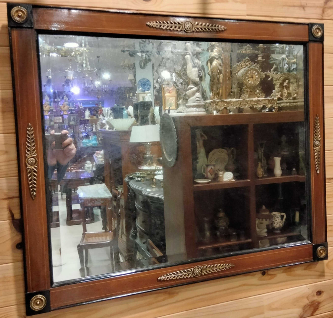 Espejo biselado de caoba con detalles en metal dorado, estilo antiguo, ideal para decoración vintage en hogar o colección de antigüedades.