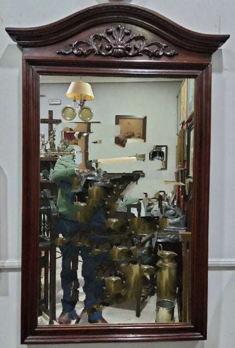 Espejo de consola en caoba con marco tallado y diseño vintage, ideal para decoración de interiores elegantes en dormitorio o recibidor.