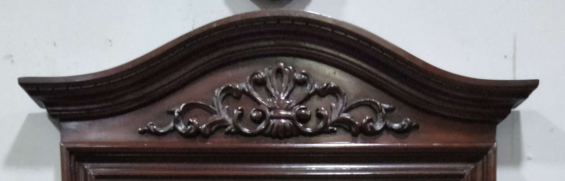 Espejo de consola en caoba con marco tallado y diseño vintage, ideal para decoración de interiores elegantes en dormitorio o recibidor.