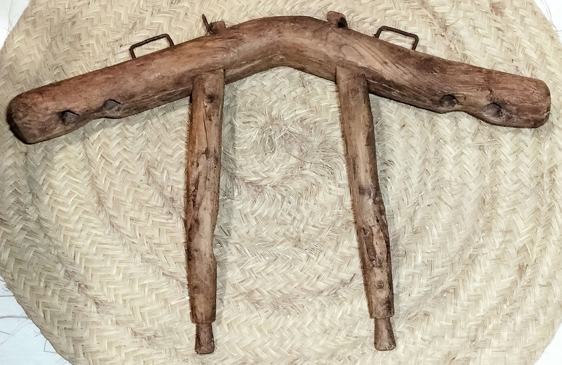 Yugo de costillas en encina para caballerizas, alta calidad, ideal como decoración rústica en establos o jardines. Pieza artesanal de madera robusta.