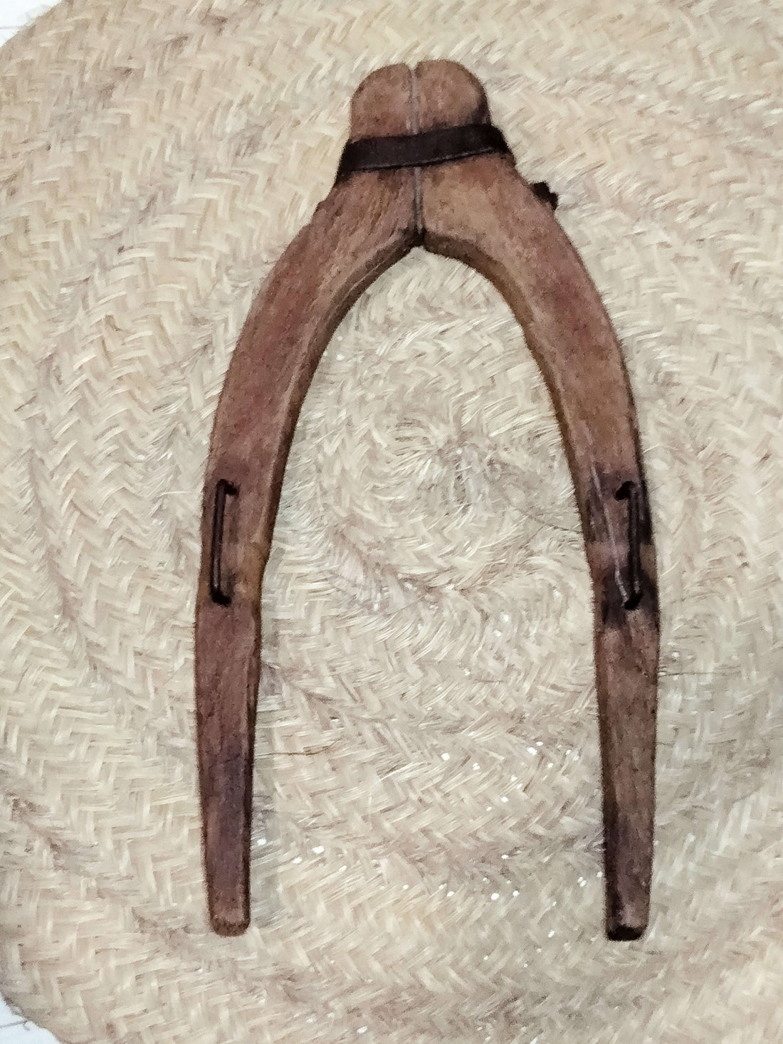 Horcate aéreo de encina para amarre en caballerías, pieza rústica de madera sobre fondo de esparto. Ideal para decoración tradicional agrícola.