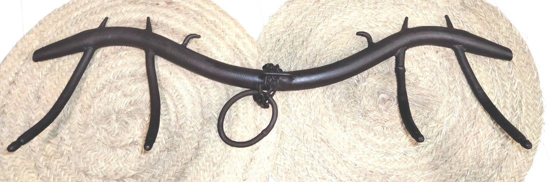 Yugo Arreo de Hierro para Unir Mulas y Amarrar Tiros, Alta Calidad, pieza rústica decorativa con diseño tradicional en hierro forjado.