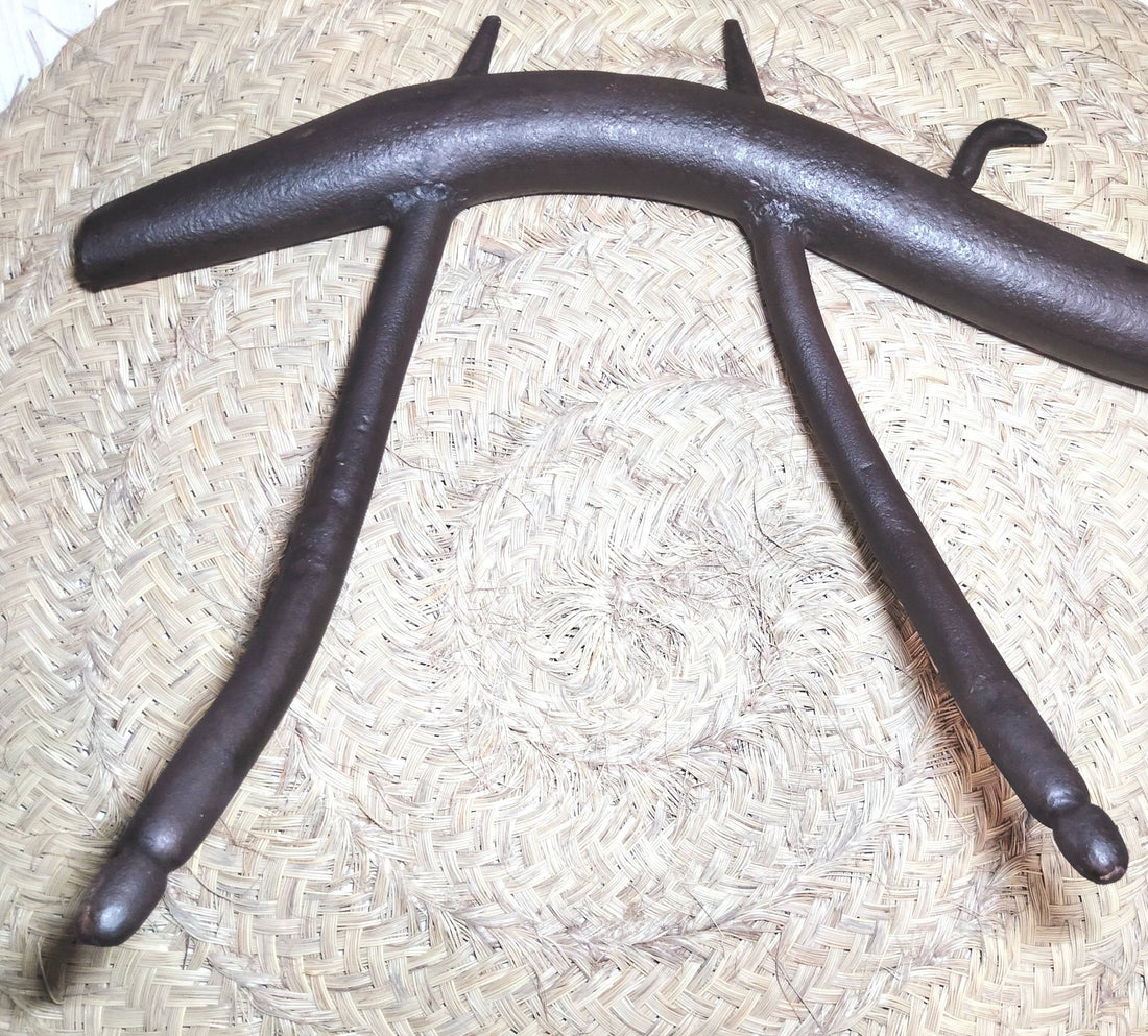 Yugo Arreo de Hierro para Unir Mulas y Amarrar Tiros, Alta Calidad, pieza rústica decorativa con diseño tradicional en hierro forjado.