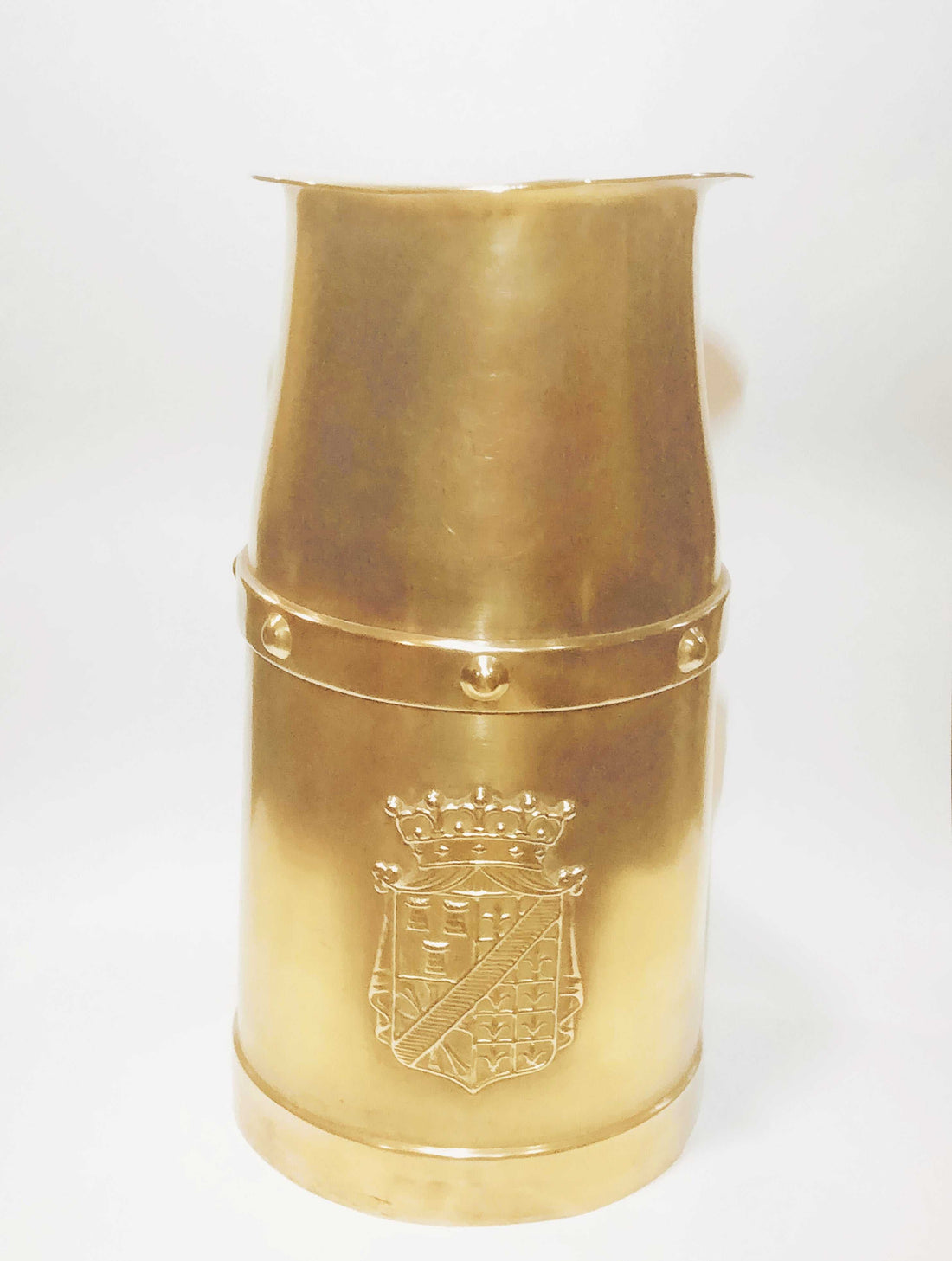 Carbonera metal con escudo español y remaches decorativos, ideal para decoración rústica o uso como paragüero vintage en el hogar.