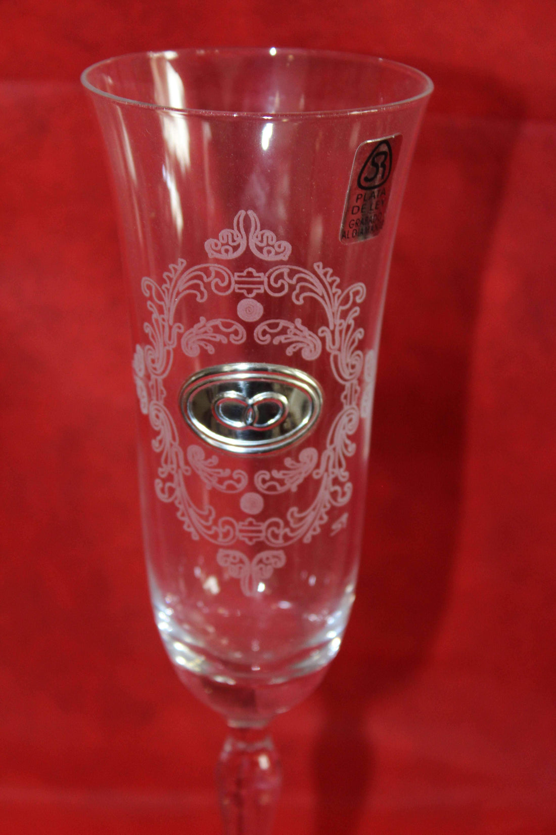 Copa de cristal grabada - excelente calidad con diseño ornamental y símbolo de anillos, ideal para decorar eventos especiales o regalar.