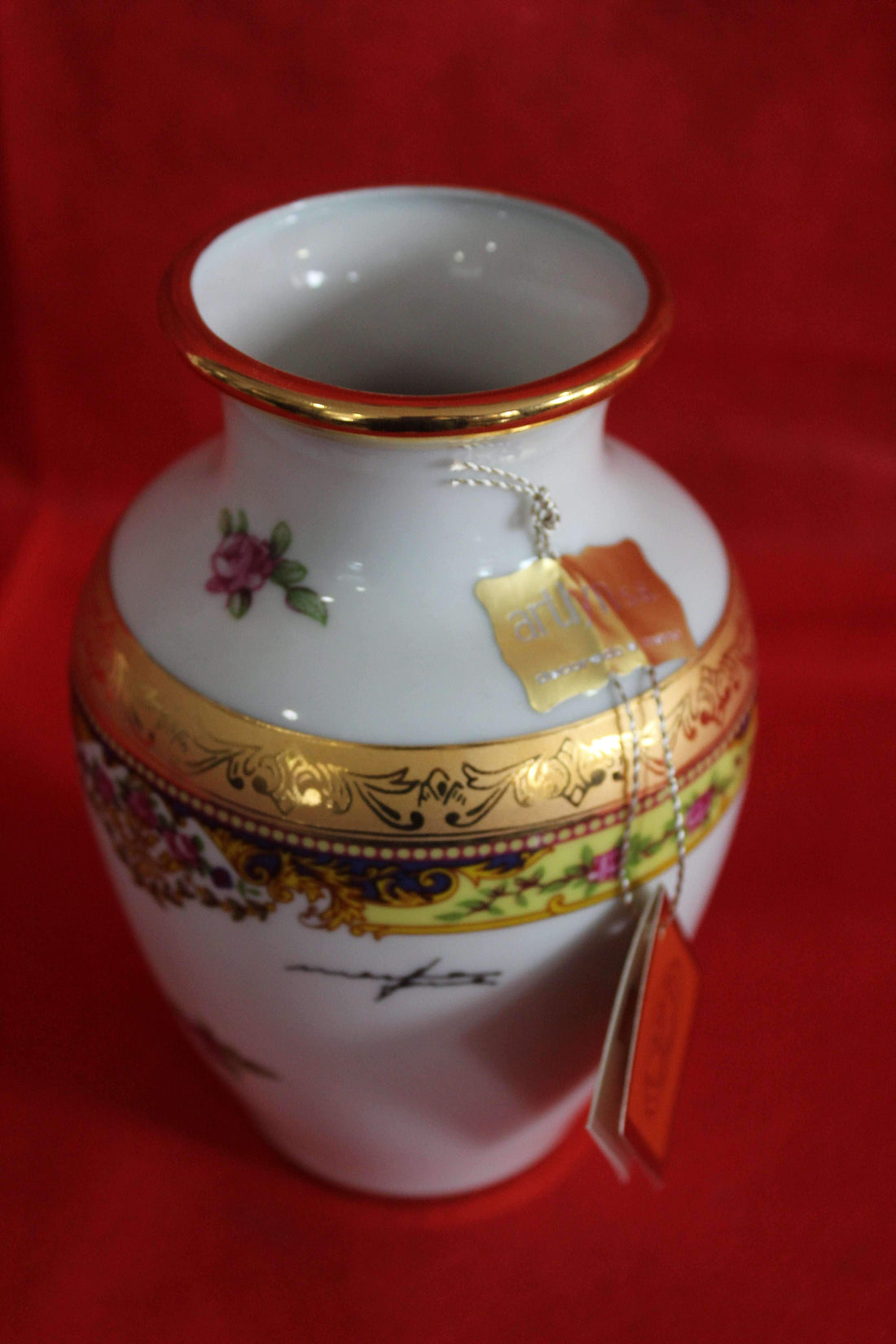 Jarrón de porcelana pintado a mano con detalles florales y bordes dorados, excelente calidad para decoración elegante en el hogar.