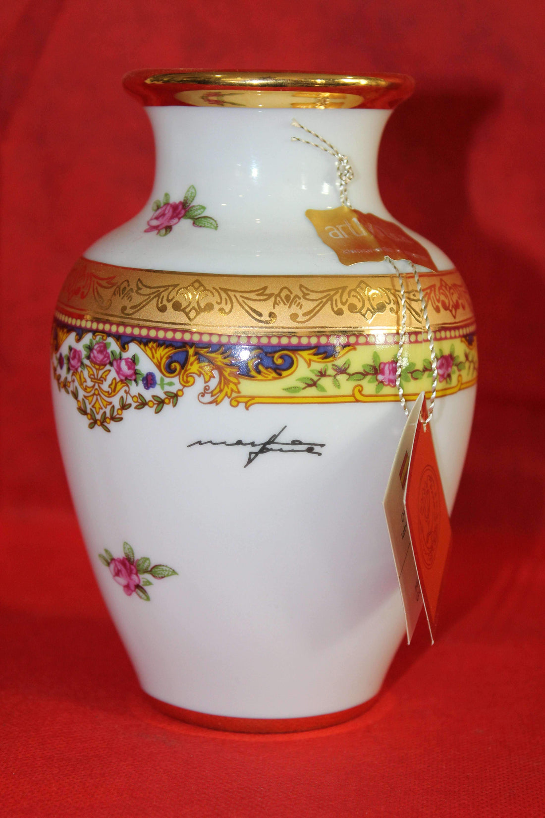 Jarrón de porcelana pintado a mano con detalles florales y bordes dorados, excelente calidad para decoración elegante en el hogar.