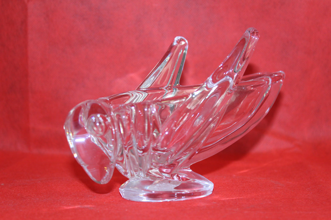 Cenicero de cristal con diseño de saltamontes, ideal para decoración en el hogar. Elegante pieza de 18x8 cm de alta calidad.