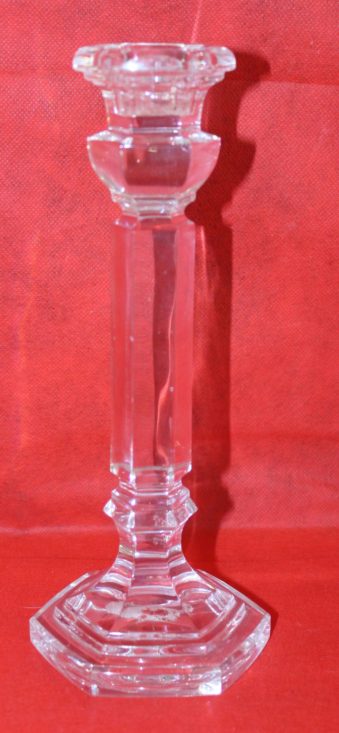 Candelabro de cristal estilo griego con diseño elegante y base hexagonal, ideal para decoración clásica en interiores sofisticados.