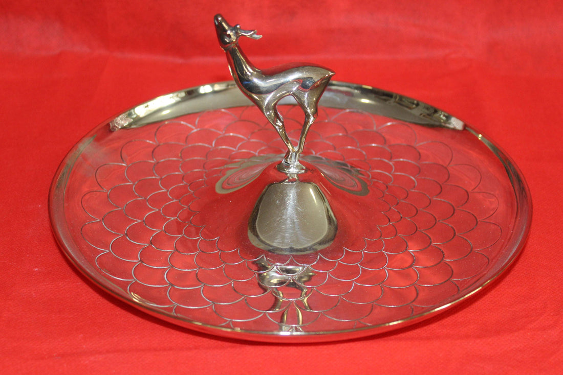 Centro de mesa plateado con venado, diseño elegante y funcional en metal con grabado floral. Ideal para decoración o como cenicero decorativo.