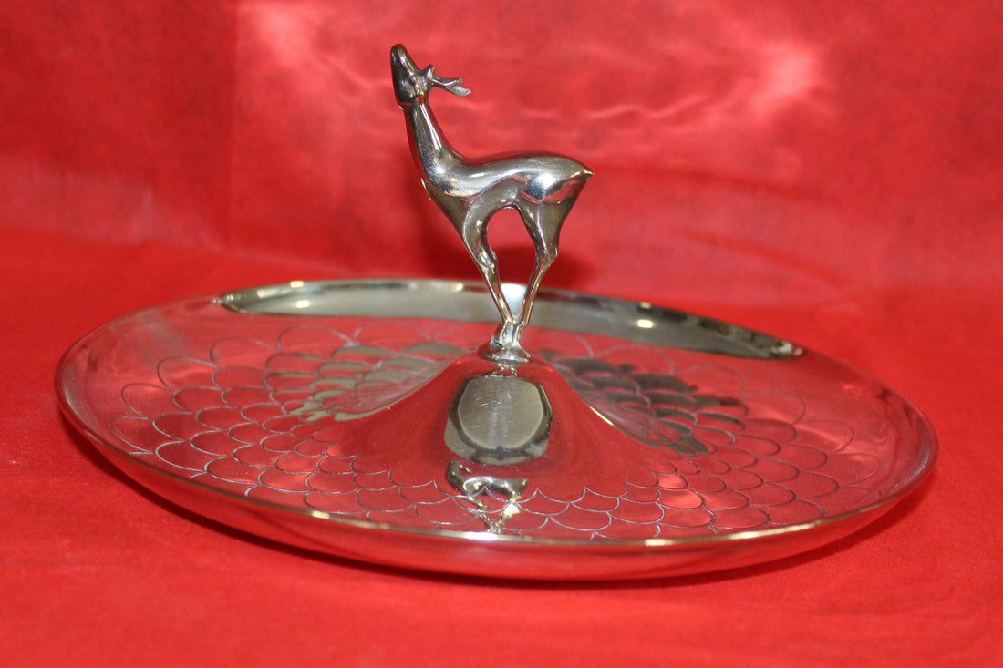 Centro de mesa plateado con venado, diseño elegante y funcional en metal con grabado floral. Ideal para decoración o como cenicero decorativo.