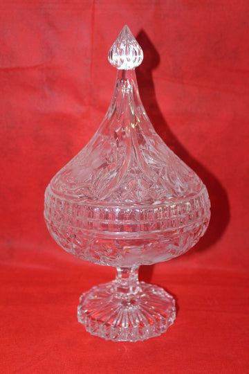 Bombonera de cristal tallado con tapa en forma de lágrima, elegancia clásica, ideal para decoración de interiores sofisticados.