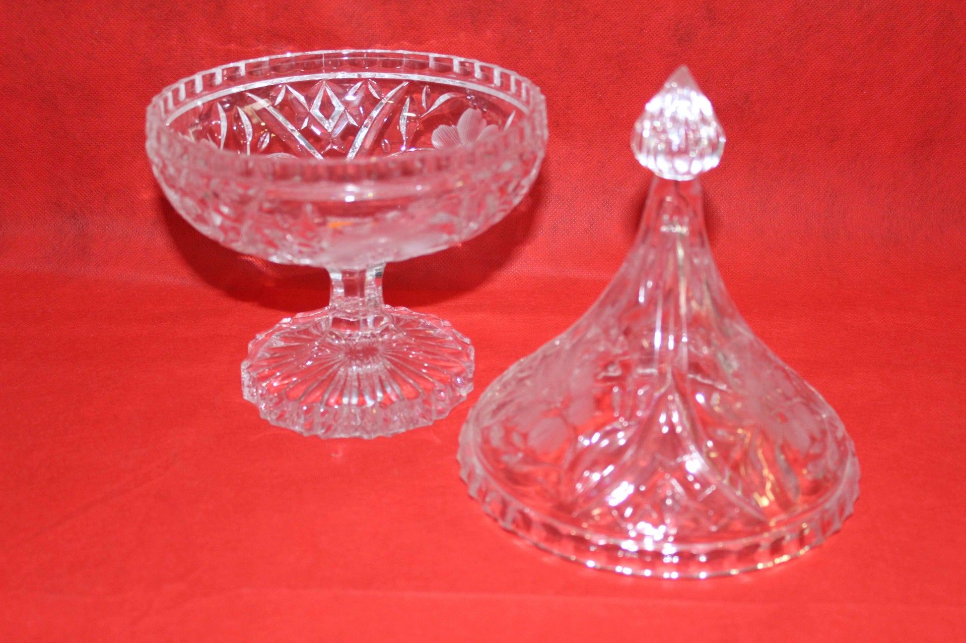 Bombonera de cristal tallado, elegancia clásica, ideal para decoración de interiores. Diseño vintage con tapa cónica y detalles florales.