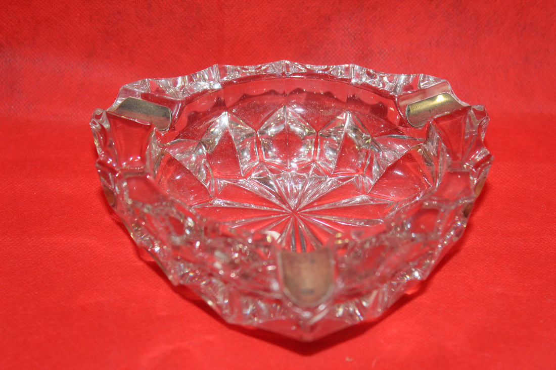 Cenicero de cristal y plata de 16 cm con diseño exclusivo, ideal para decoración elegante en el hogar o colección.